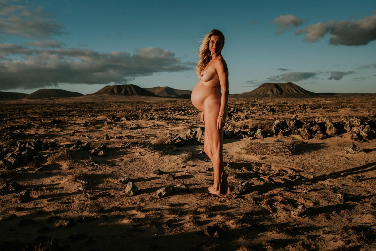 セクシーな妊娠中の妻の芸術的なプロの写真