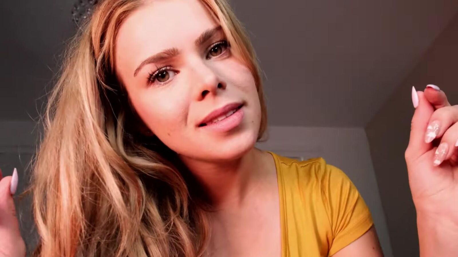 Murmullos escoceses ASMR Masaje sensual del cuero cabelludo Lauren Woods