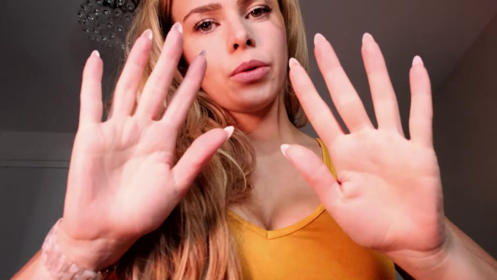 Murmullos escoceses ASMR Masaje sensual del cuero cabelludo Lauren Woods