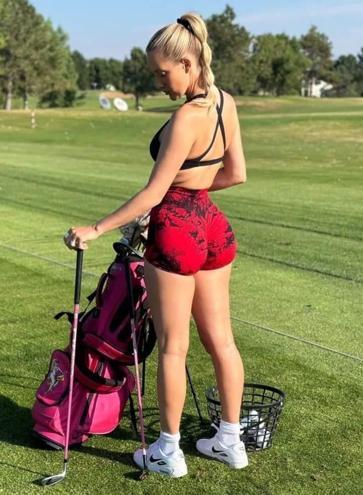 Paige Spiranac! Heiße blonde Golferin!