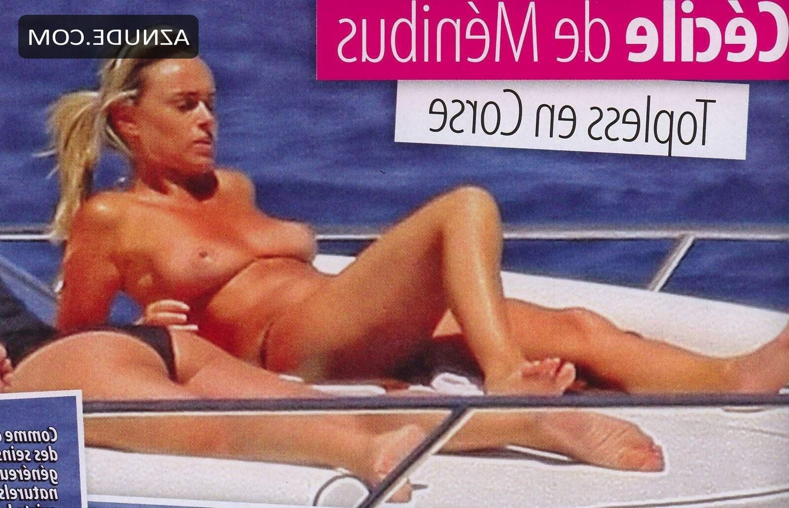 CECILE DE MENIBUS TOPLESS PAPARAZZI