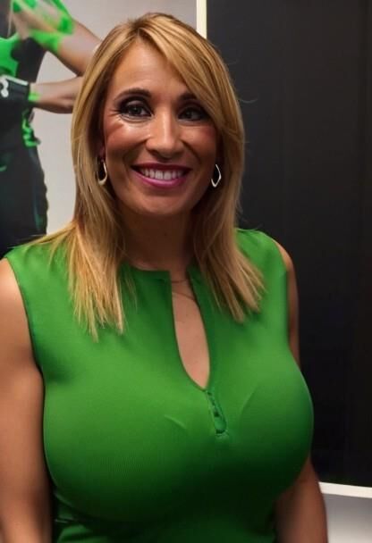 Rocio Martinez, présentatrice de télévision aux gros seins de Burgos, générée par IA