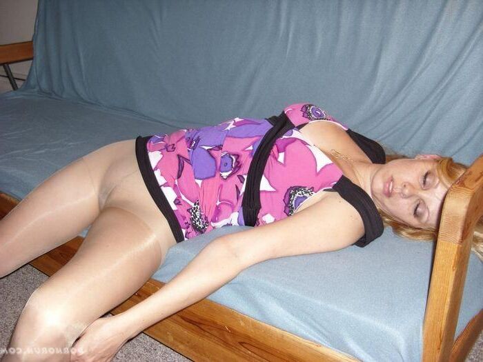 sleeping amateur pantyhose