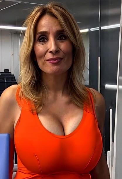 Rocio Martinez, présentatrice de télévision aux gros seins de Burgos, générée par IA