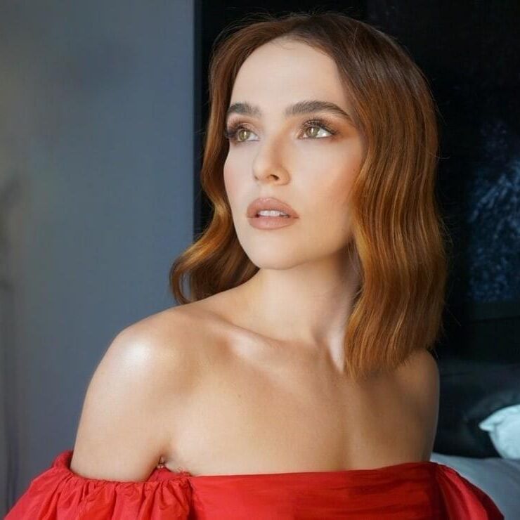 Zoey deutch so so sexy