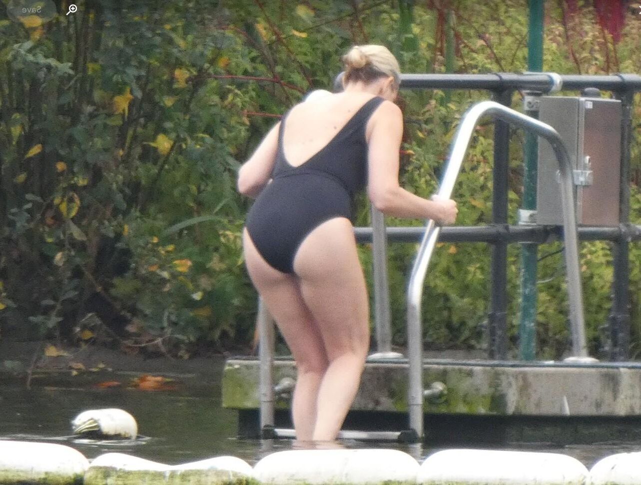 Blonde sortant après une baignade froide le matin