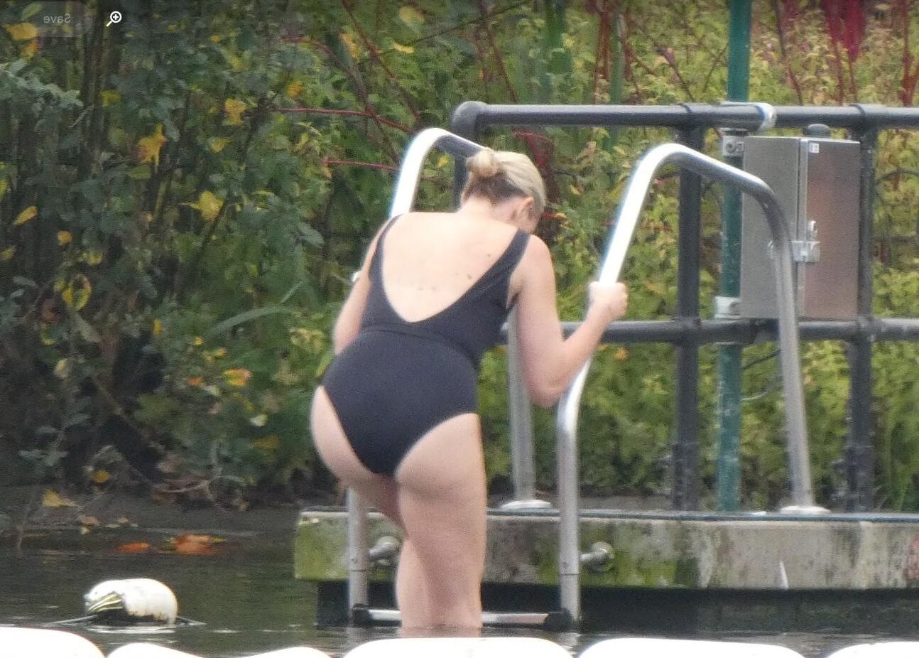 Blonde sortant après une baignade froide le matin