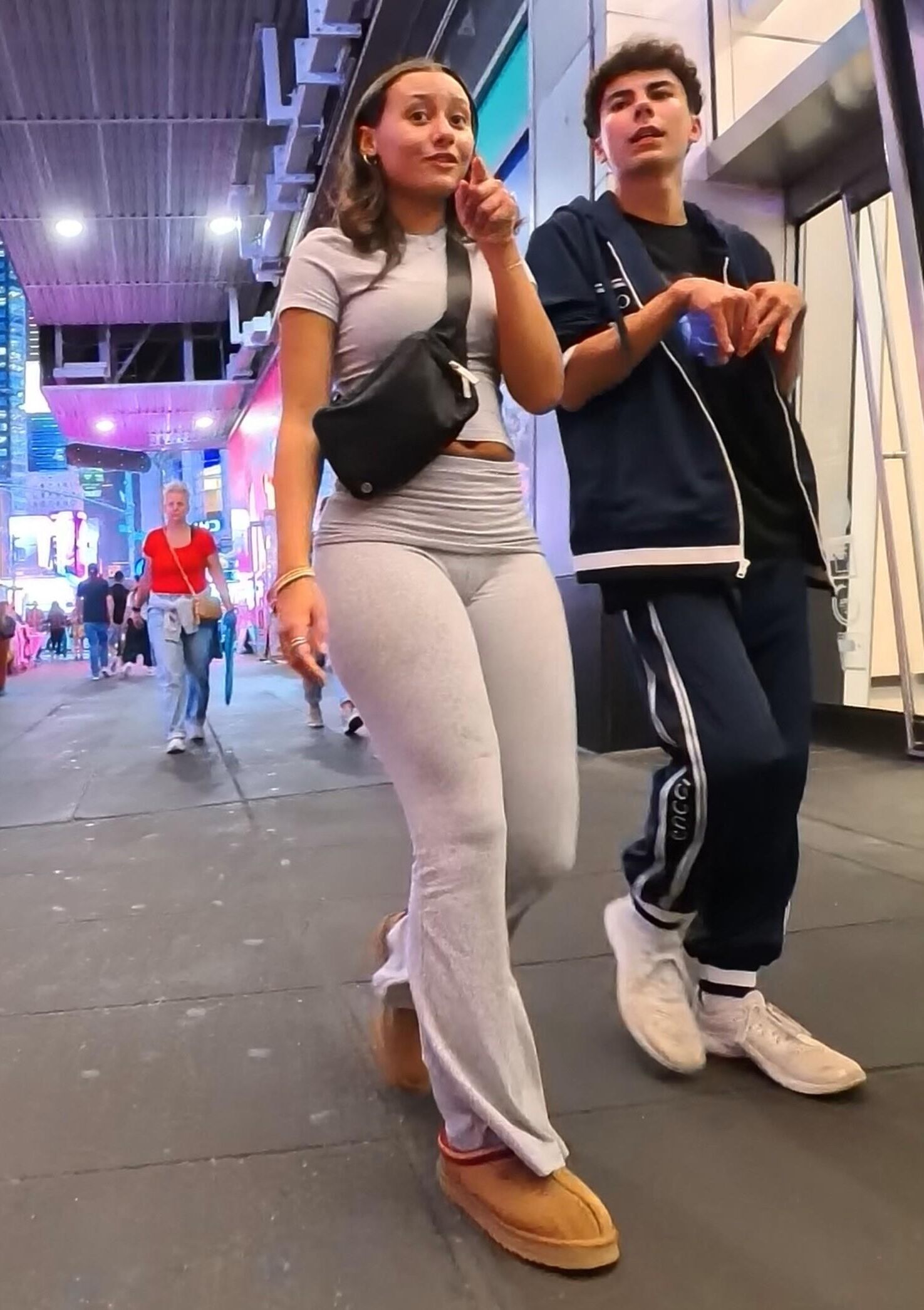 Cuerpo perfecto con pantalones deportivos grises ajustados