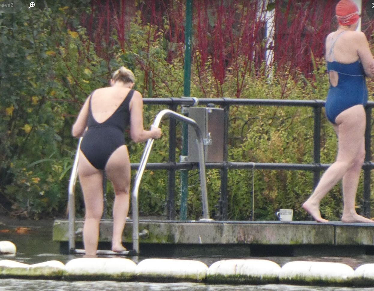 Blonde sortant après une baignade froide le matin