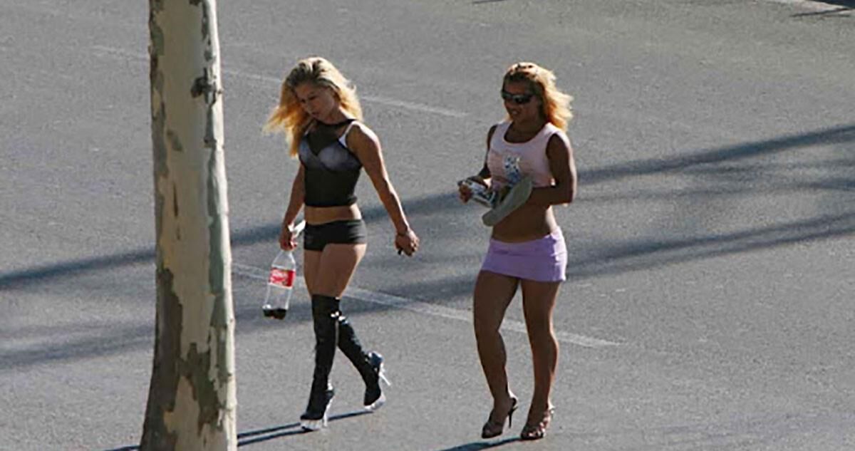 STRASSENNUTEN IN HIGH HEELS