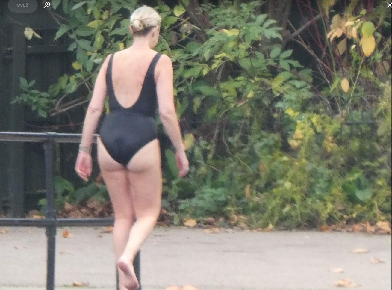 Blonde sortant après une baignade froide le matin