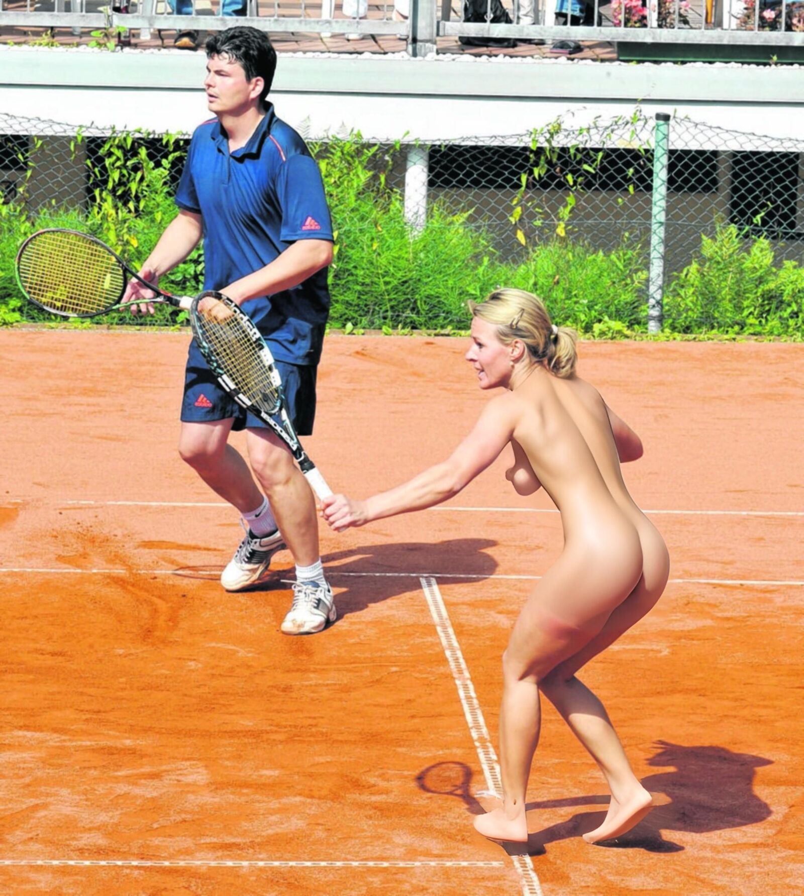 Annika juega al tenis desnuda