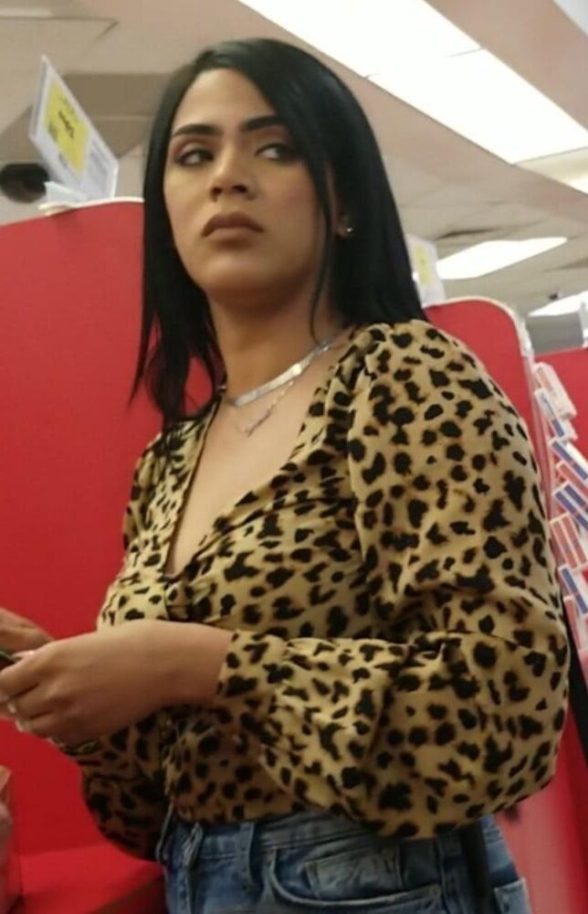 Candid Latino sexy MILF