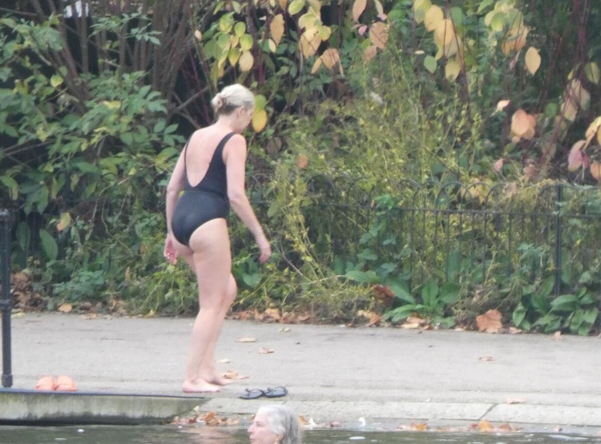 Blonde sortant après une baignade froide le matin