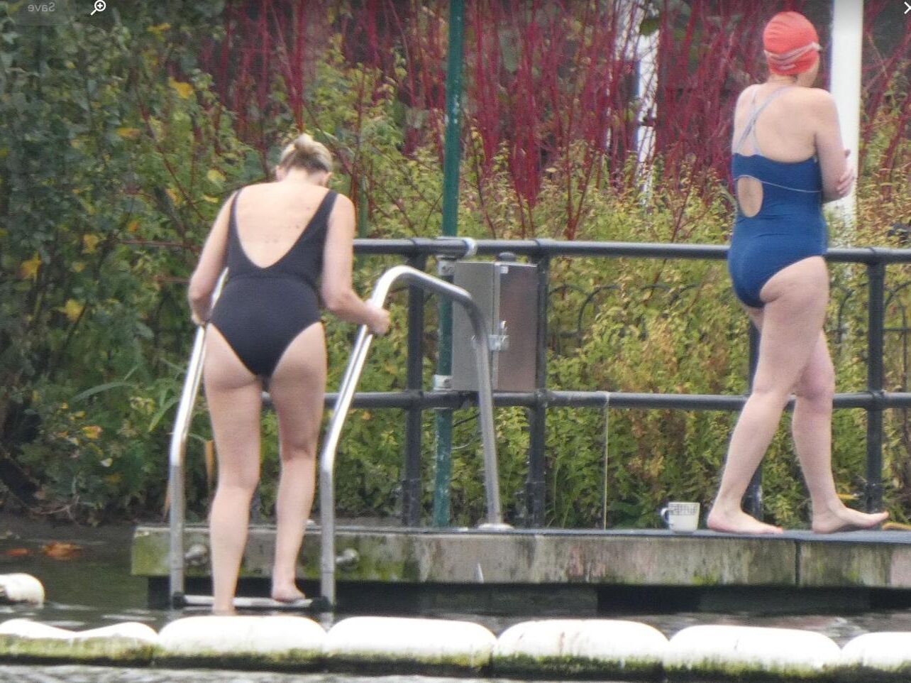 Blonde sortant après une baignade froide le matin