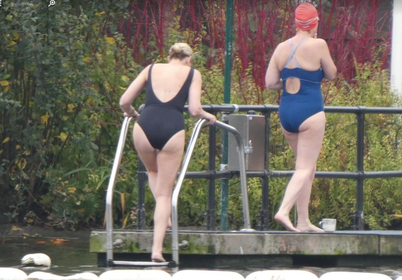 Blonde sortant après une baignade froide le matin