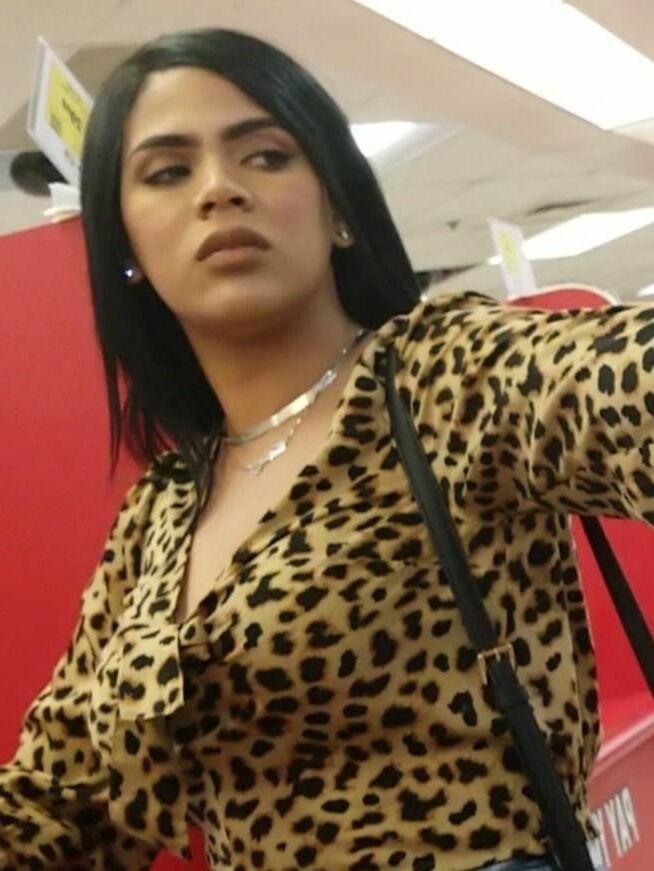 Candid Latino sexy MILF