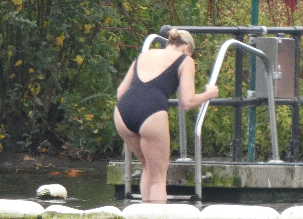 Blonde sortant après une baignade froide le matin