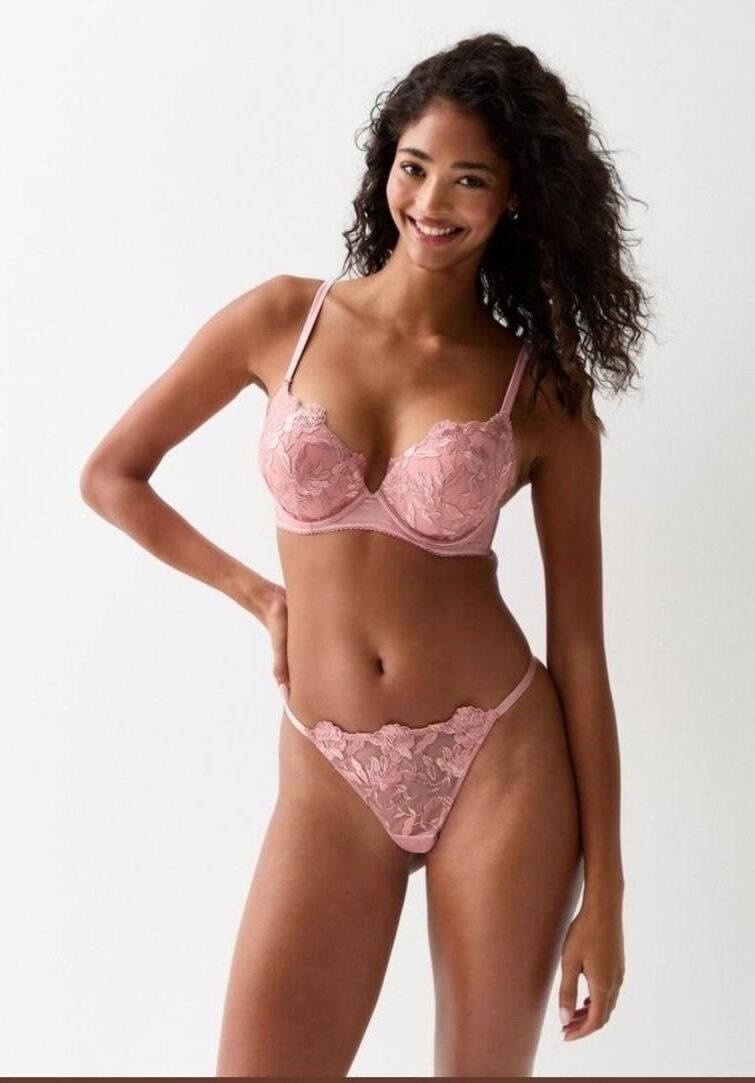 Mistura de lingerie e biquíni