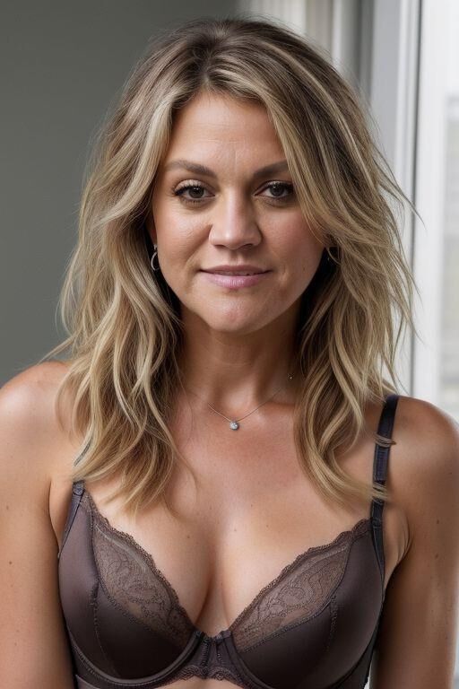 Kelsea en vestidos e íntimas
