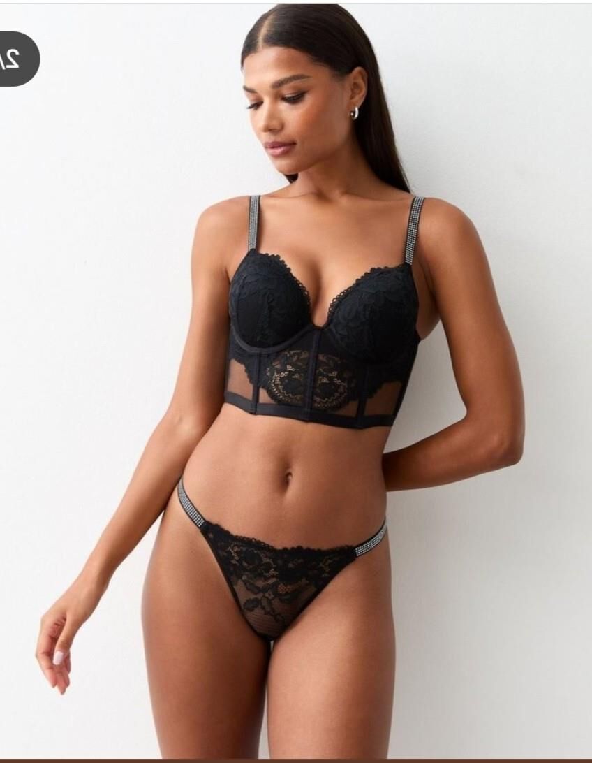 Mistura de lingerie e biquíni