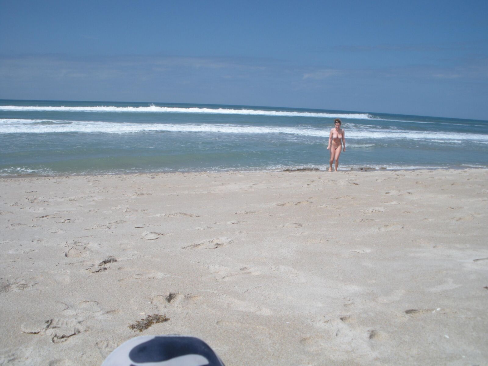 Femme rasée nue sur la plage