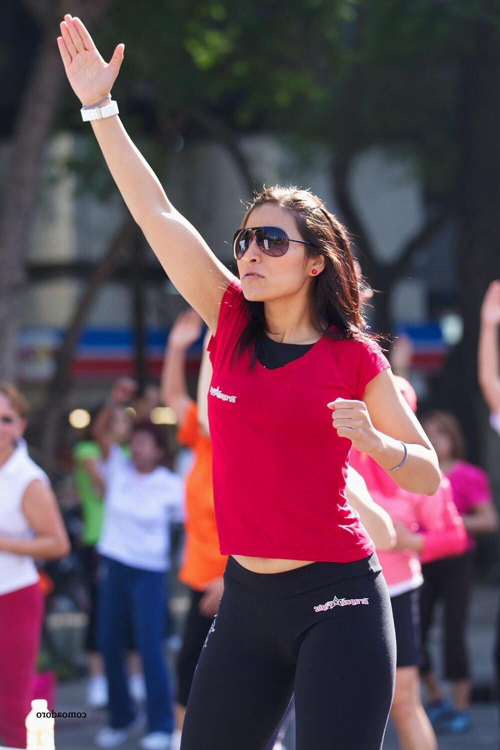 Una linda mujer entrenando en la calle