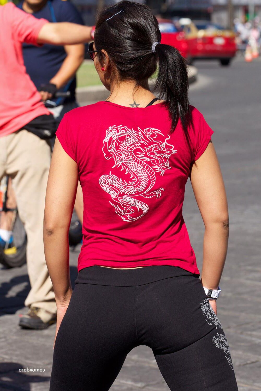 Una linda mujer entrenando en la calle