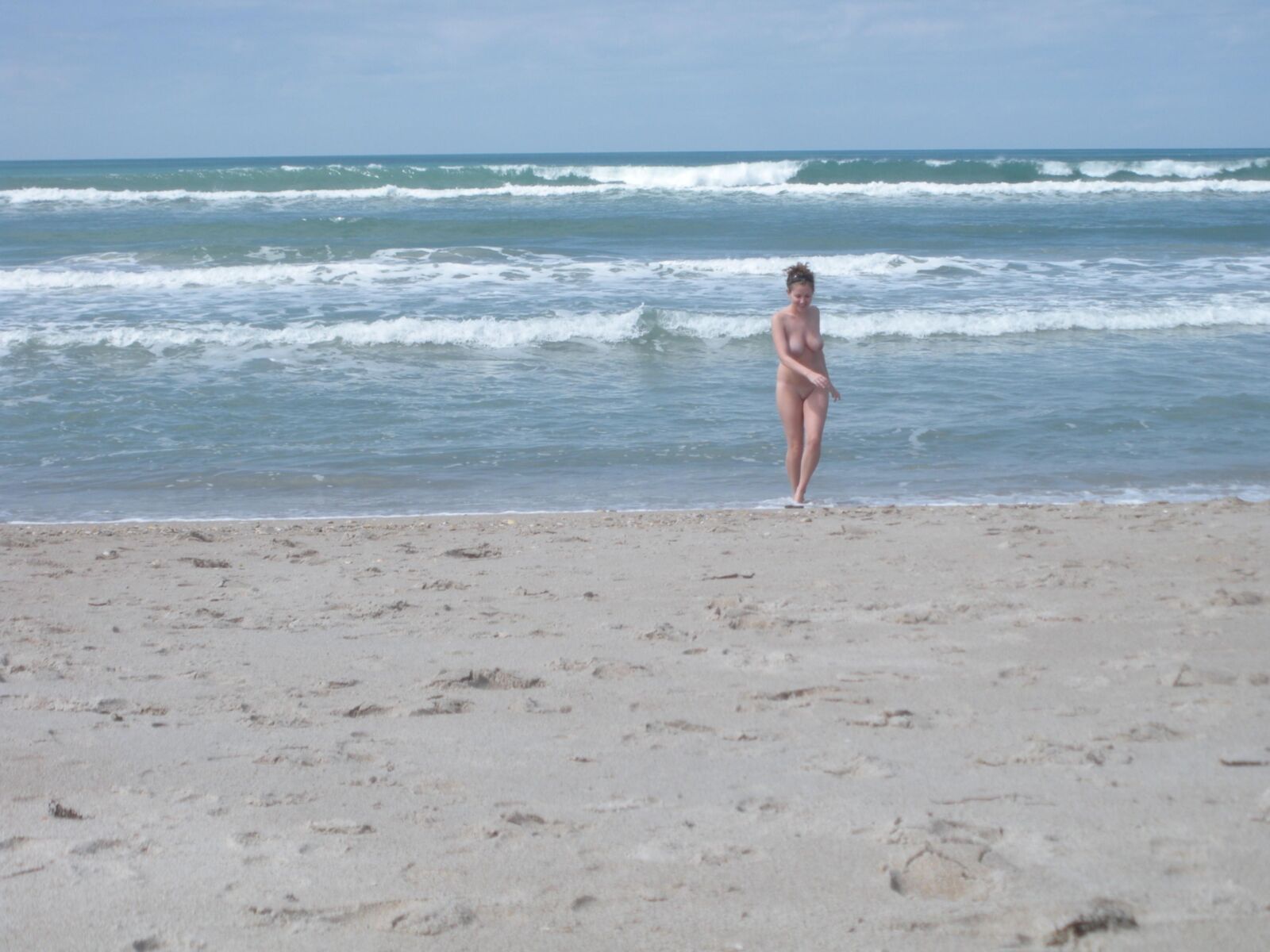 Femme rasée nue sur la plage