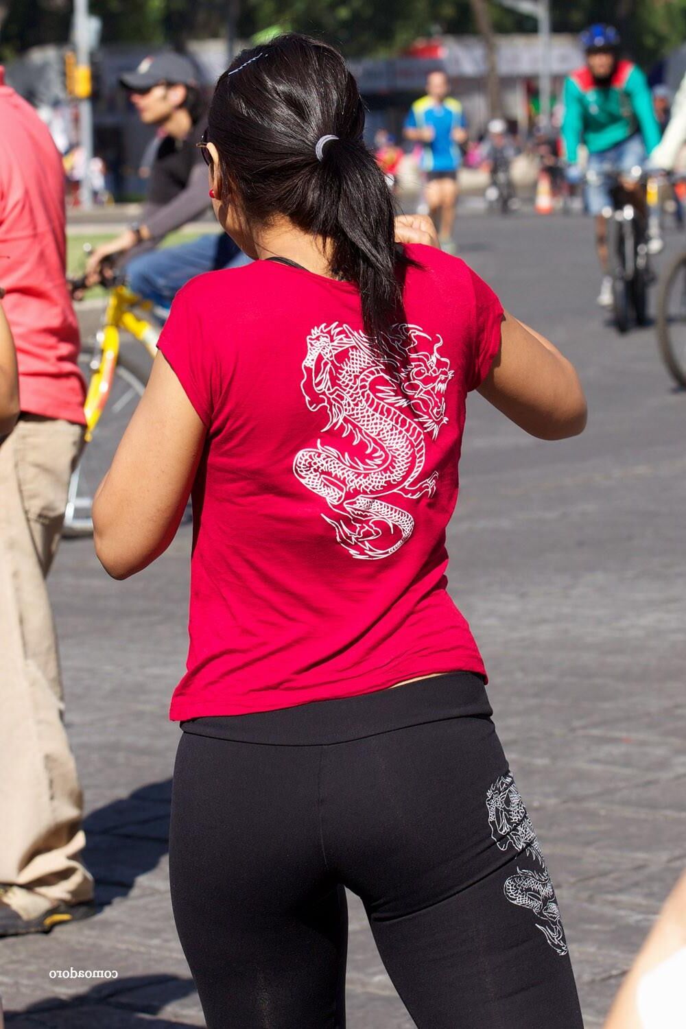 Una linda mujer entrenando en la calle