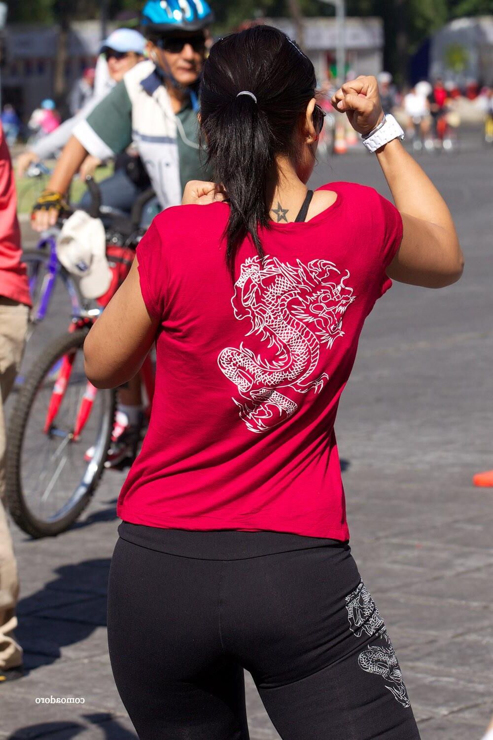 Una linda mujer entrenando en la calle