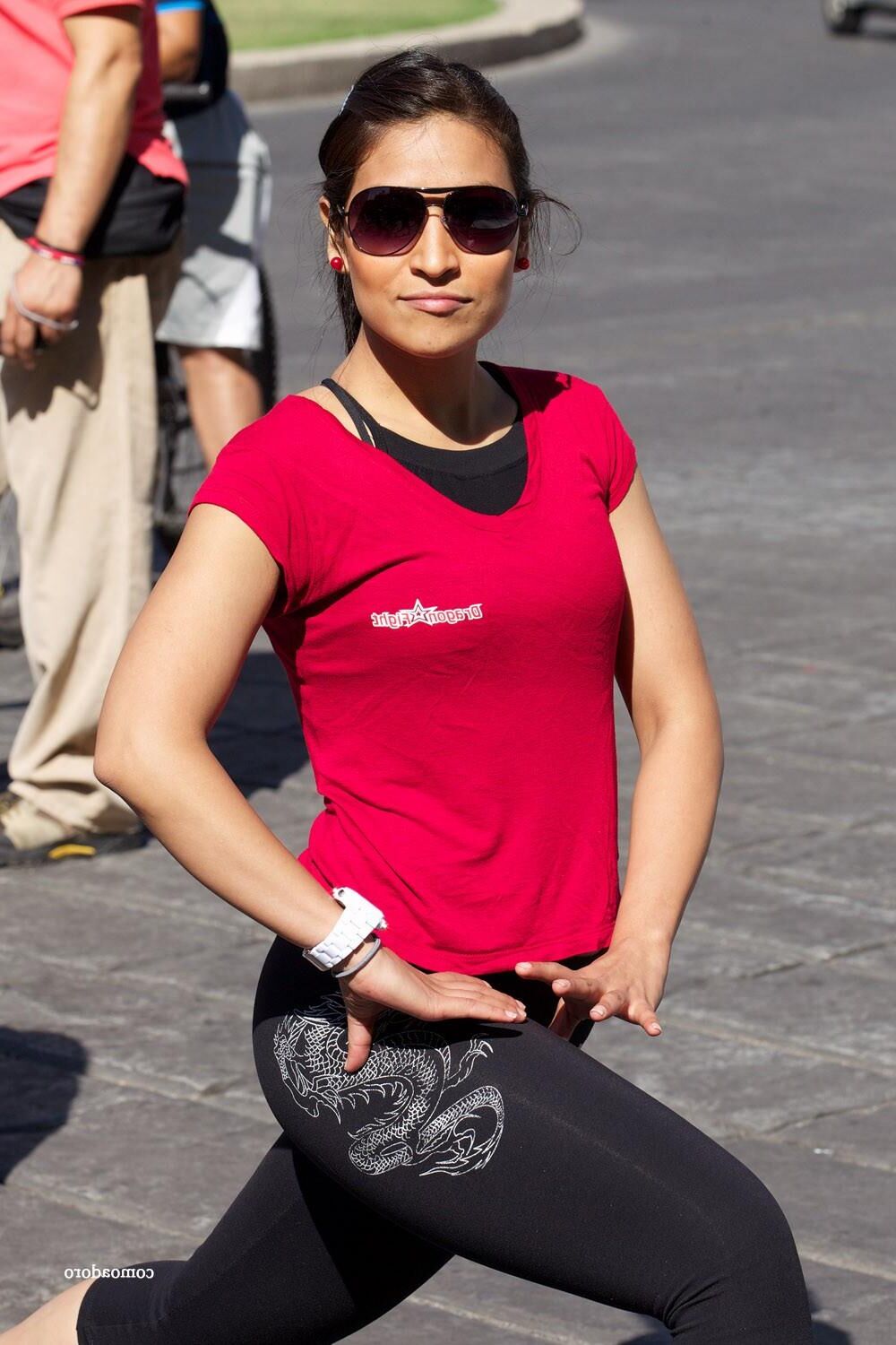 Una linda mujer entrenando en la calle