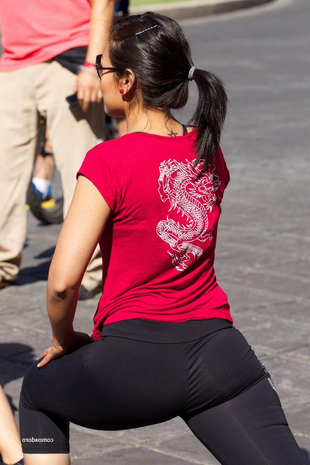 Una linda mujer entrenando en la calle