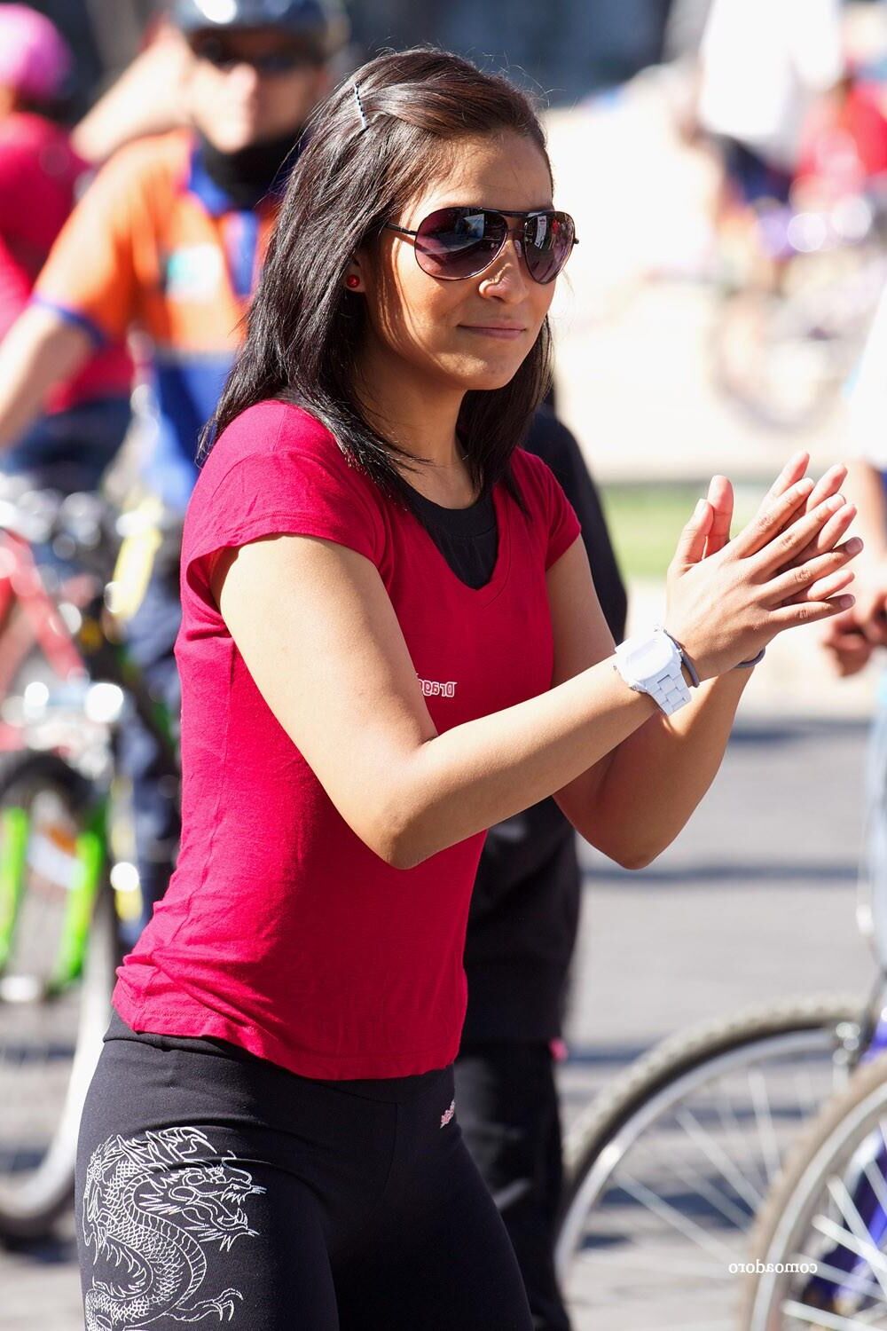 Una linda mujer entrenando en la calle