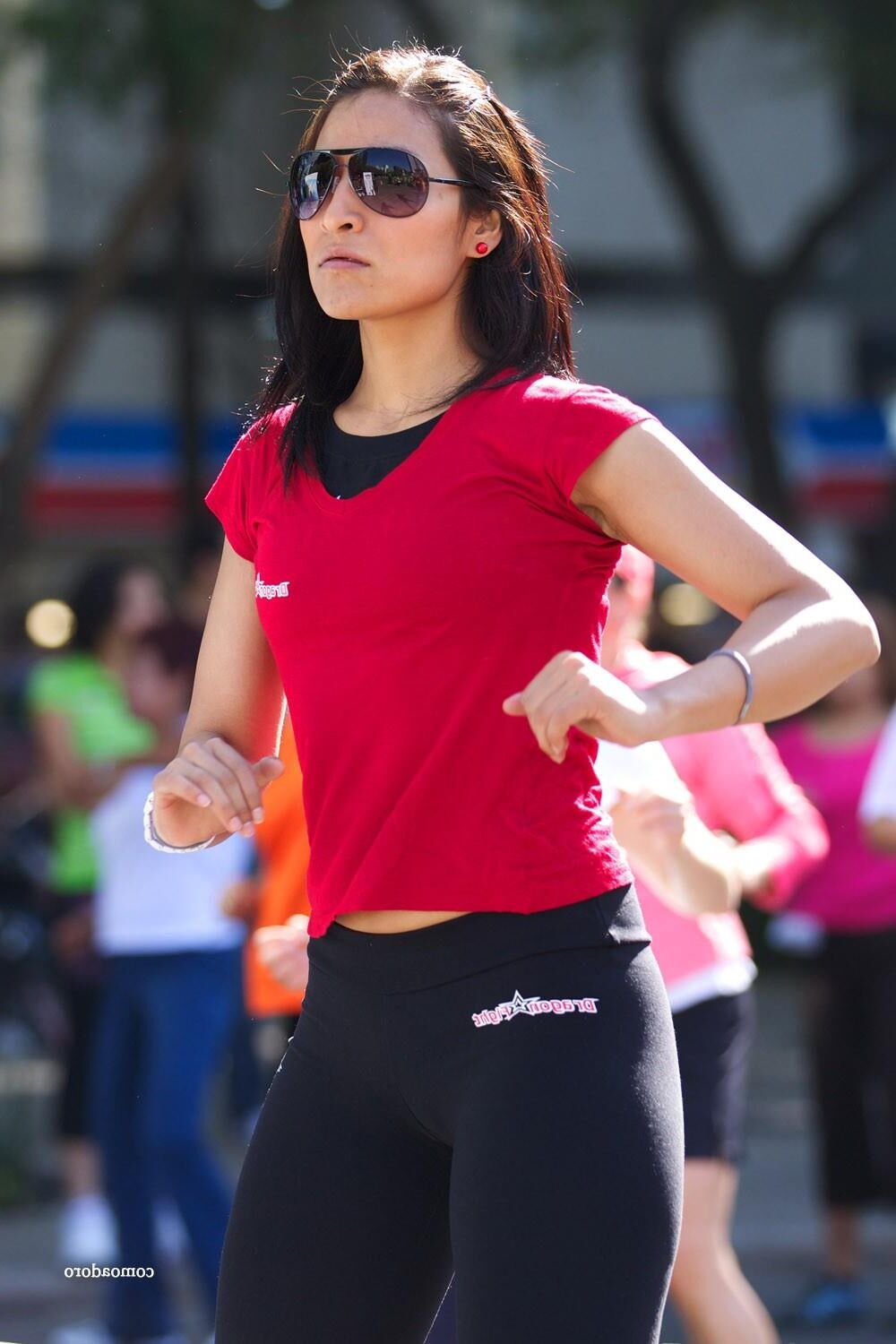 Una linda mujer entrenando en la calle