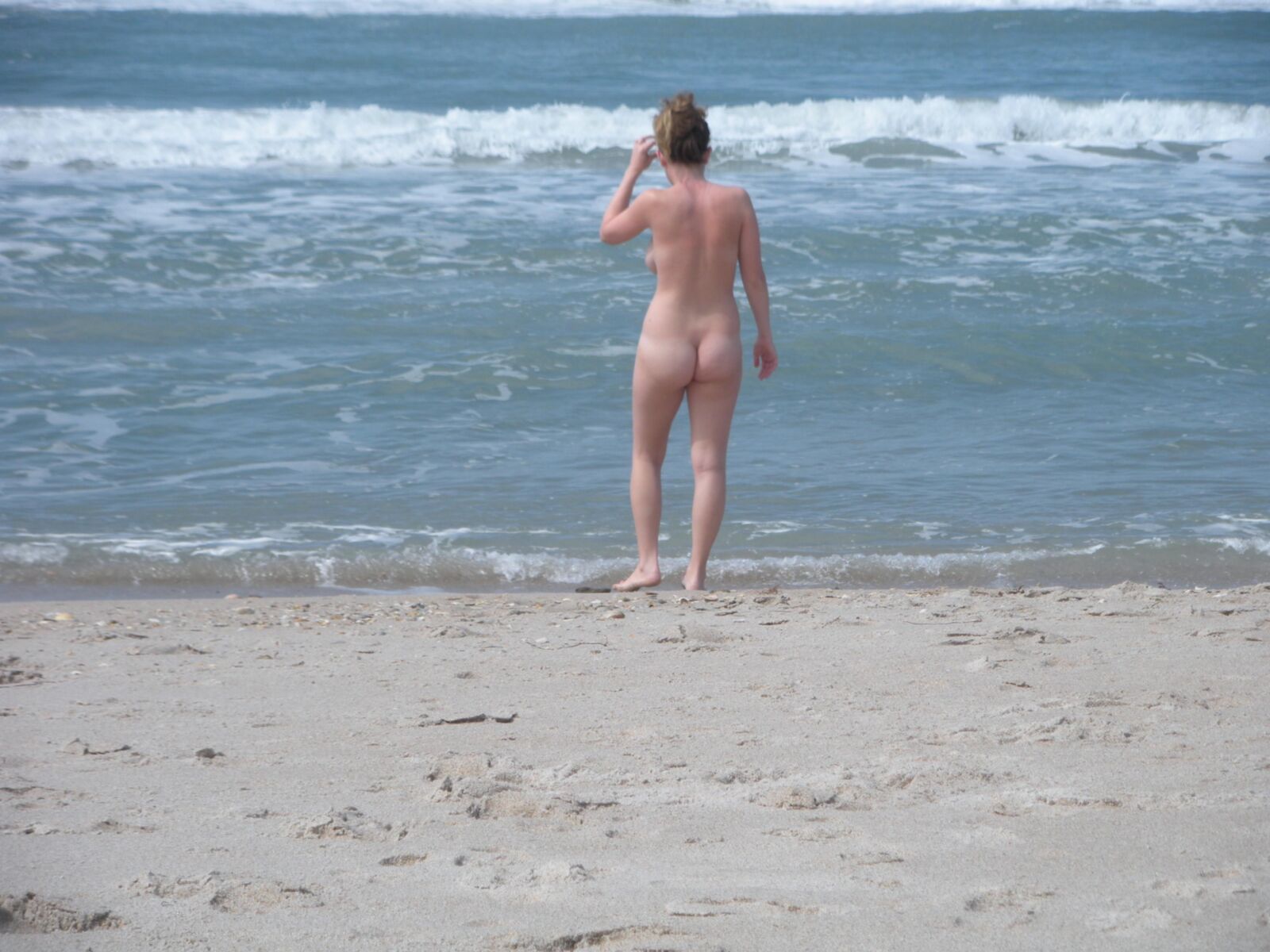 Femme rasée nue sur la plage