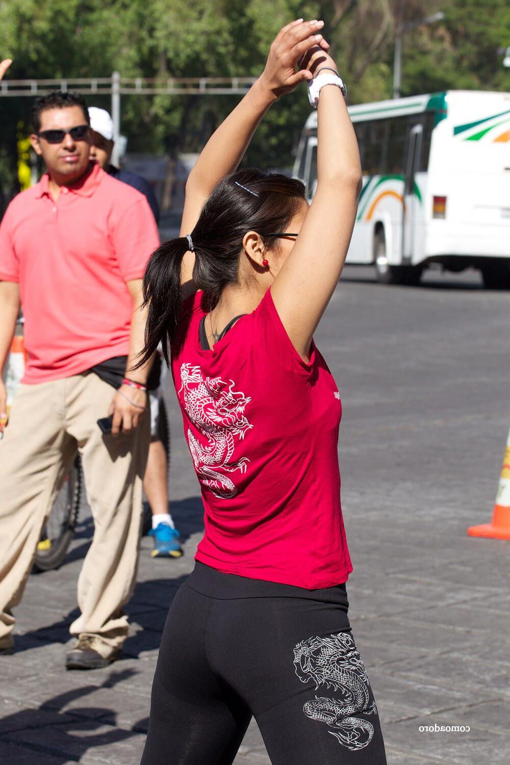 Una linda mujer entrenando en la calle