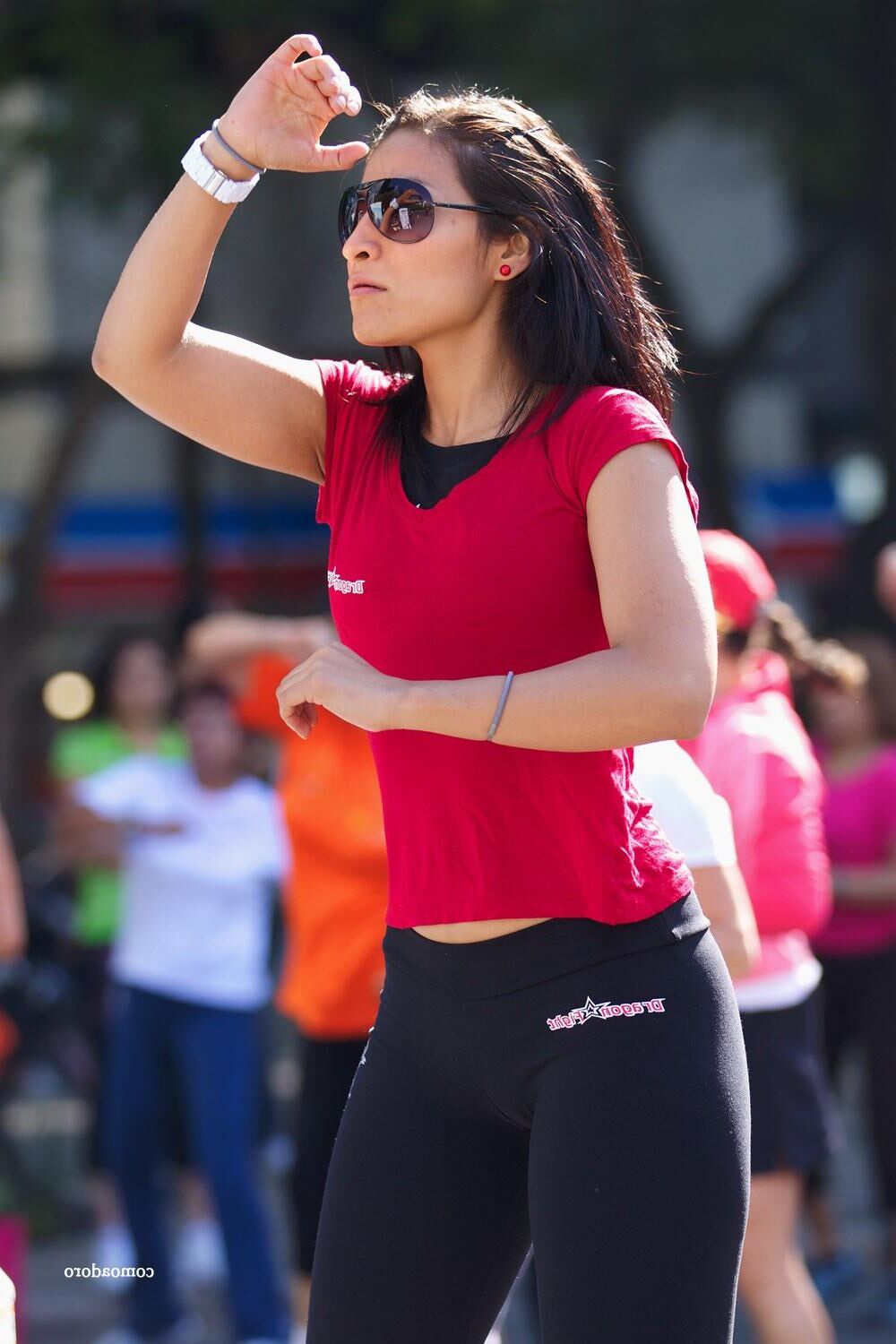 Una linda mujer entrenando en la calle