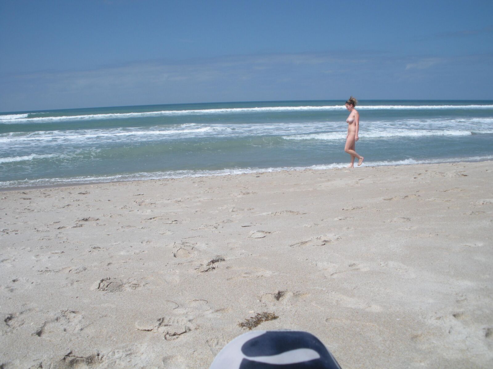 Femme rasée nue sur la plage