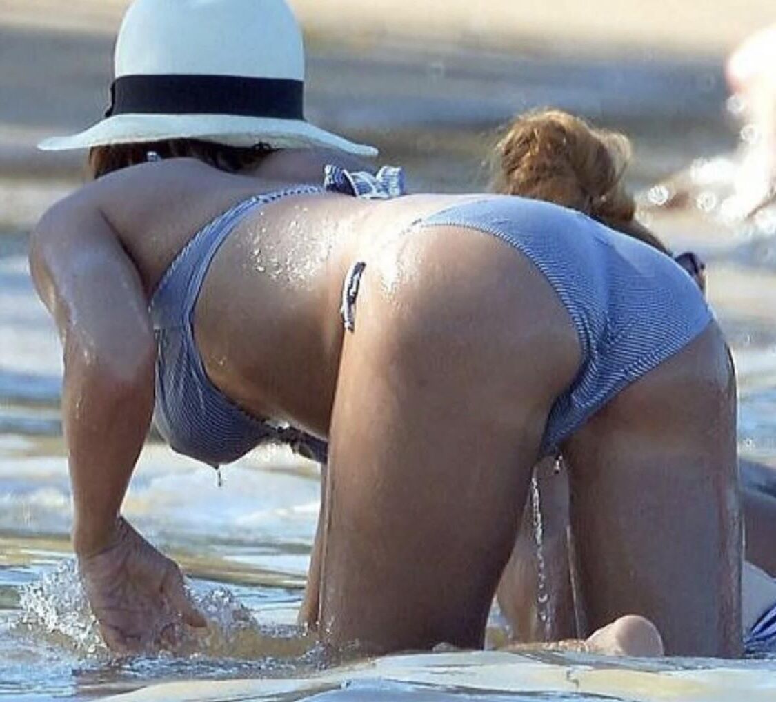 Jessica Alba beach bum