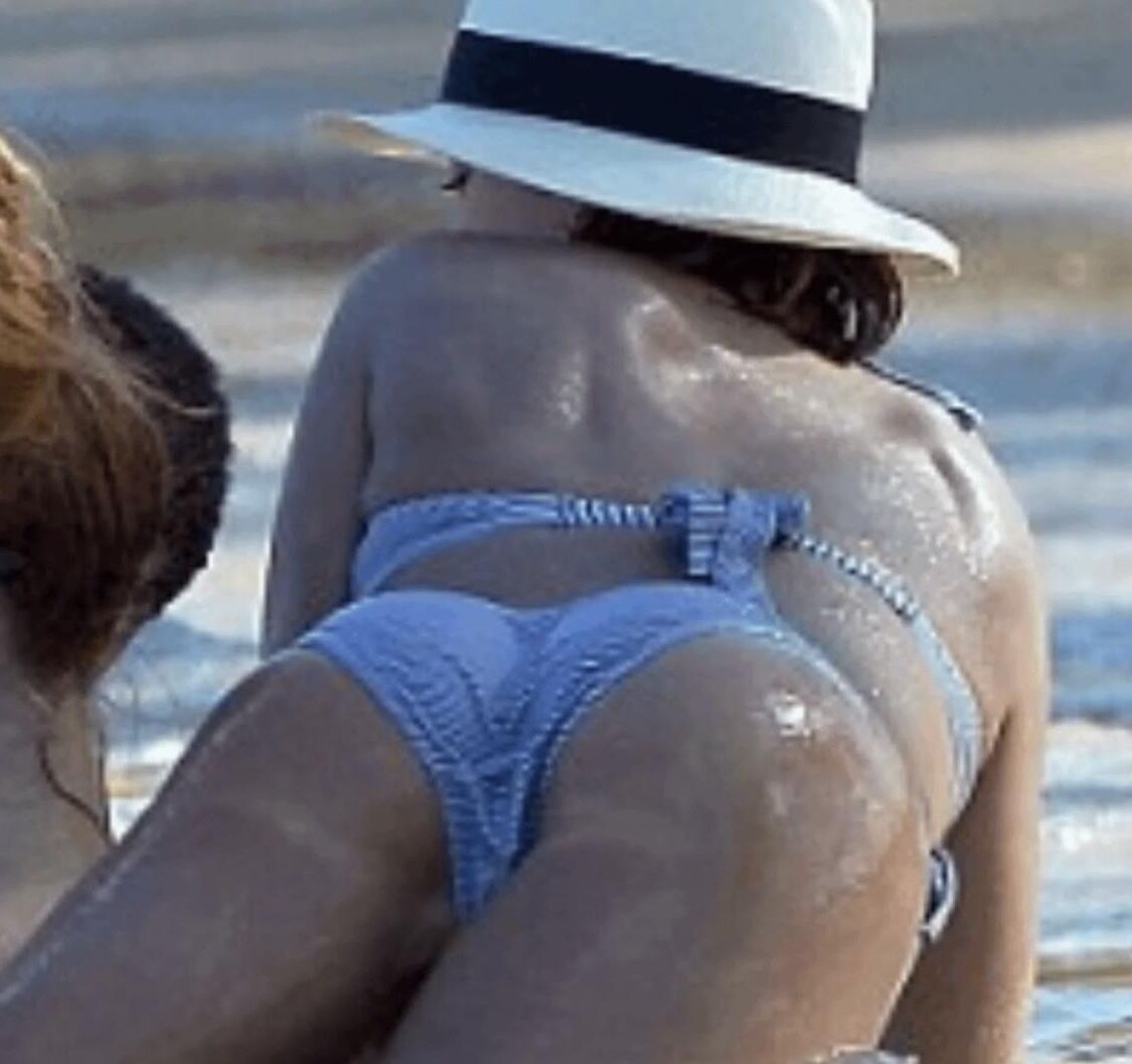 Jessica Alba beach bum