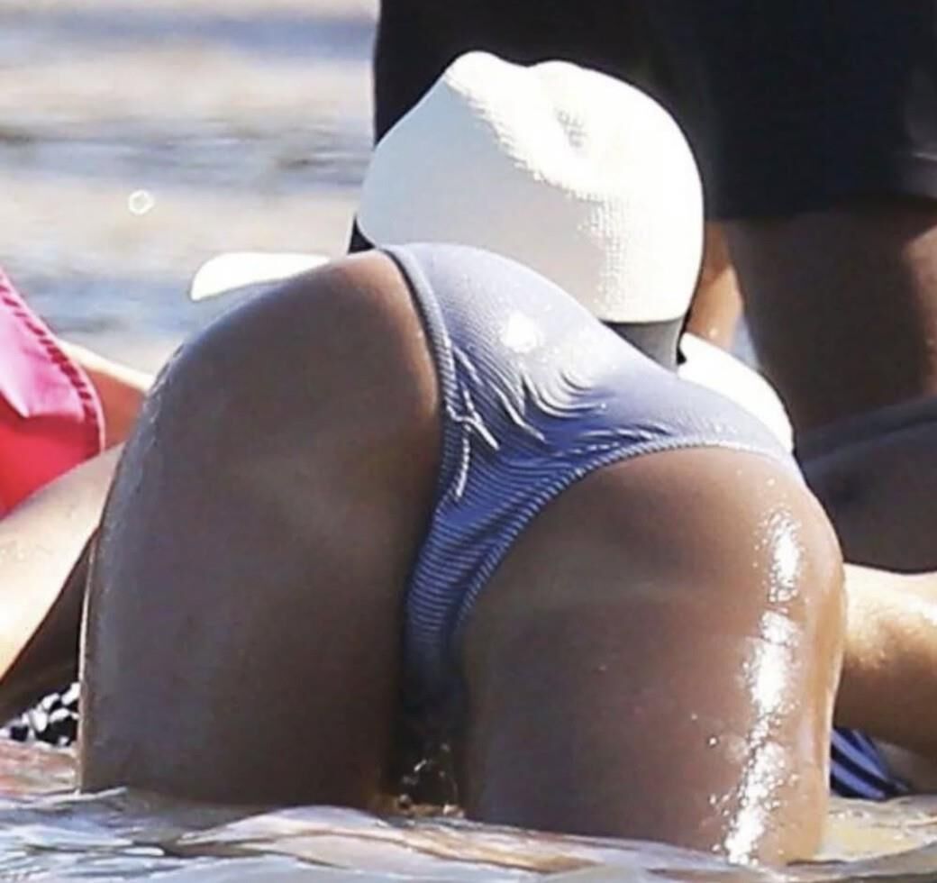 Jessica Alba beach bum