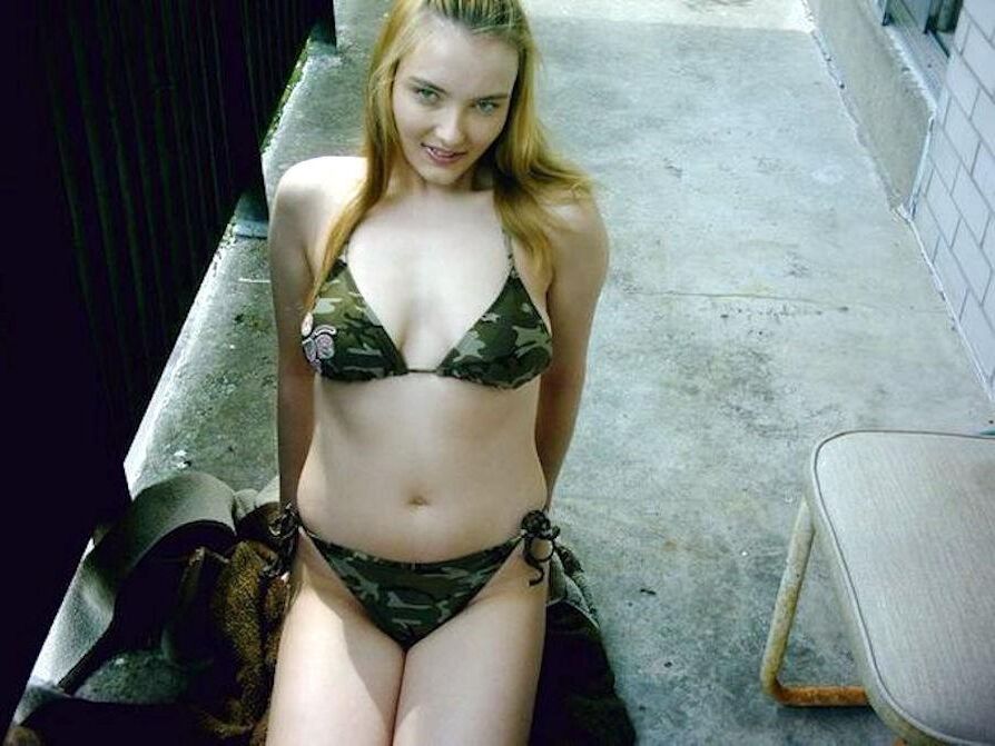 Nikki Platts will böse Wichskommentare, Army-Bikini