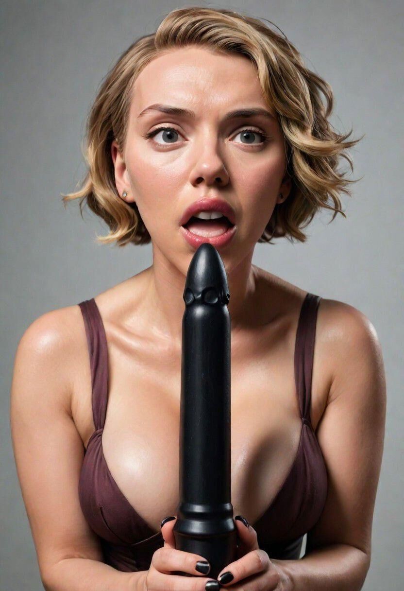 ScarJo с дилдо