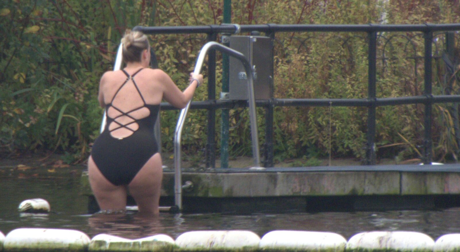 Blondi geht schwimmen