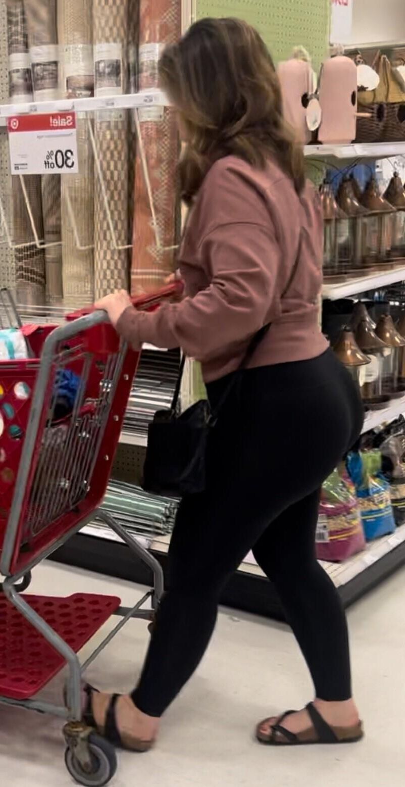 MILF PAWG perfection in black leggings