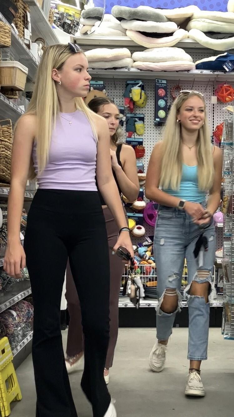 Random candid Girls in Leggings