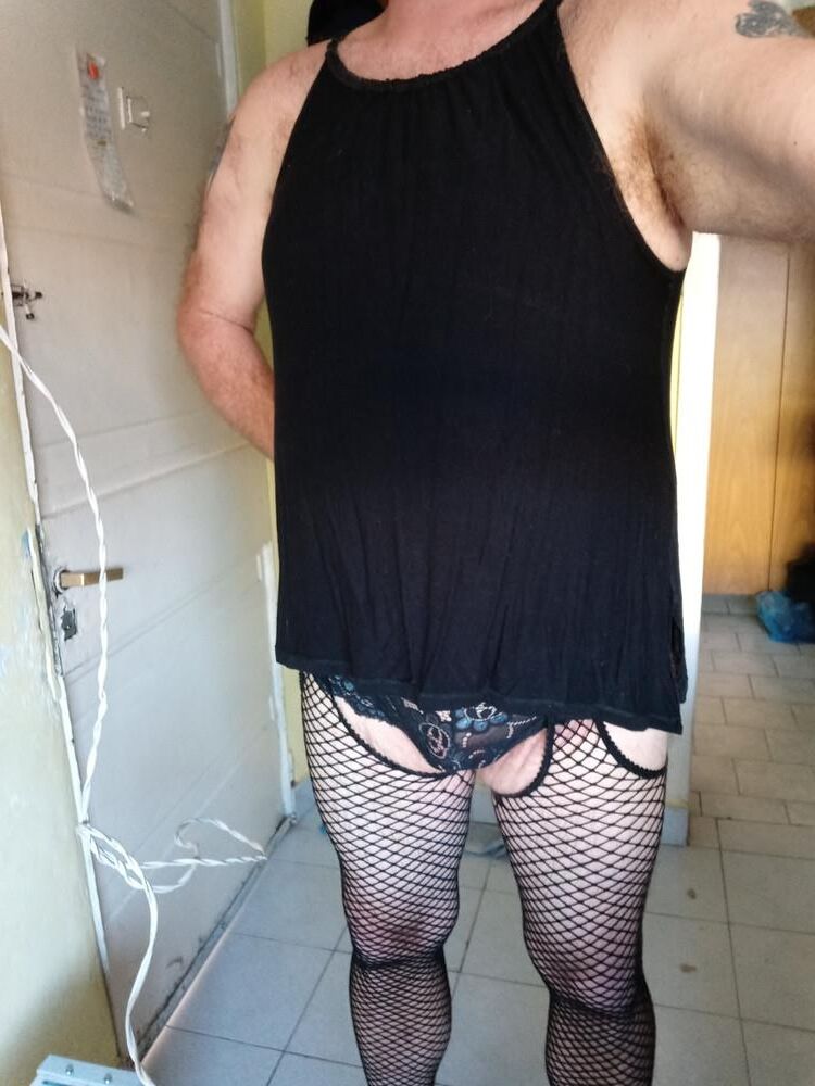 Yo travesti usando tacones muy putones