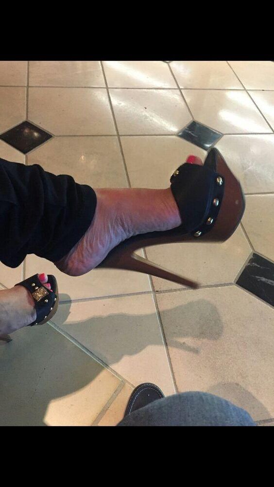 Yo travesti usando tacones muy putones