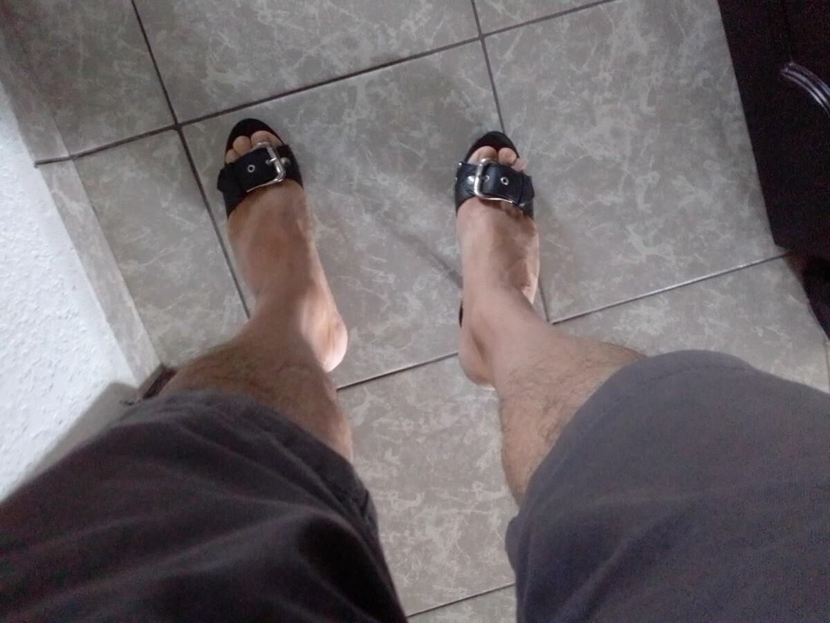 Yo travesti usando tacones muy putones